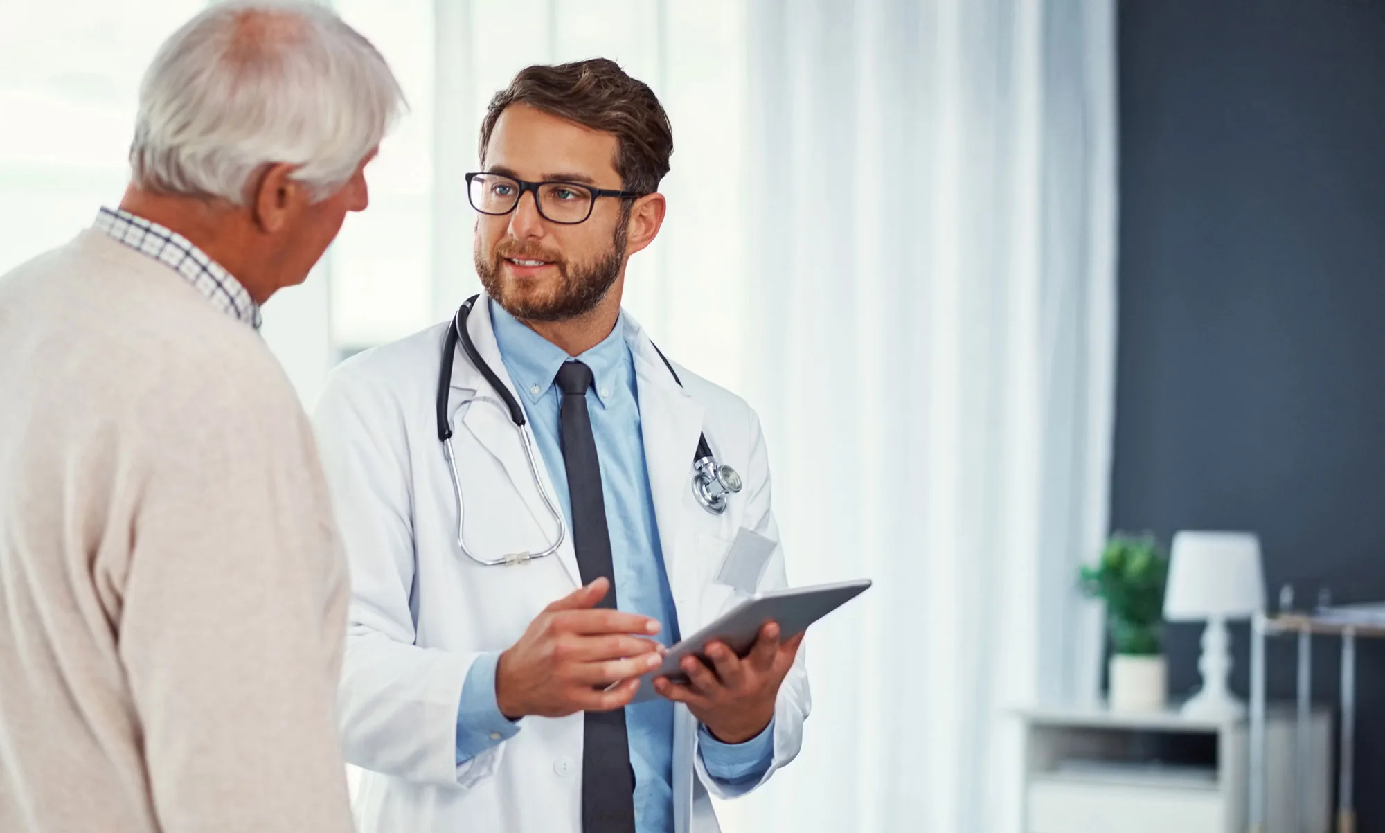 Un medico specializzato nel cancro alla prostata parla con un paziente di come Prostatype possa aiutare a scegliere il trattamento più adatto.