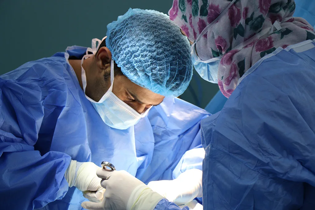 Chirurgo che opera un cancro alla prostata.